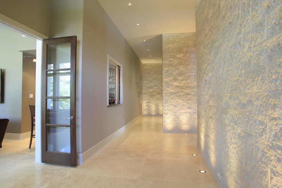 Cette photo montre un couloir avec un mur blanc et un sol en travertin.