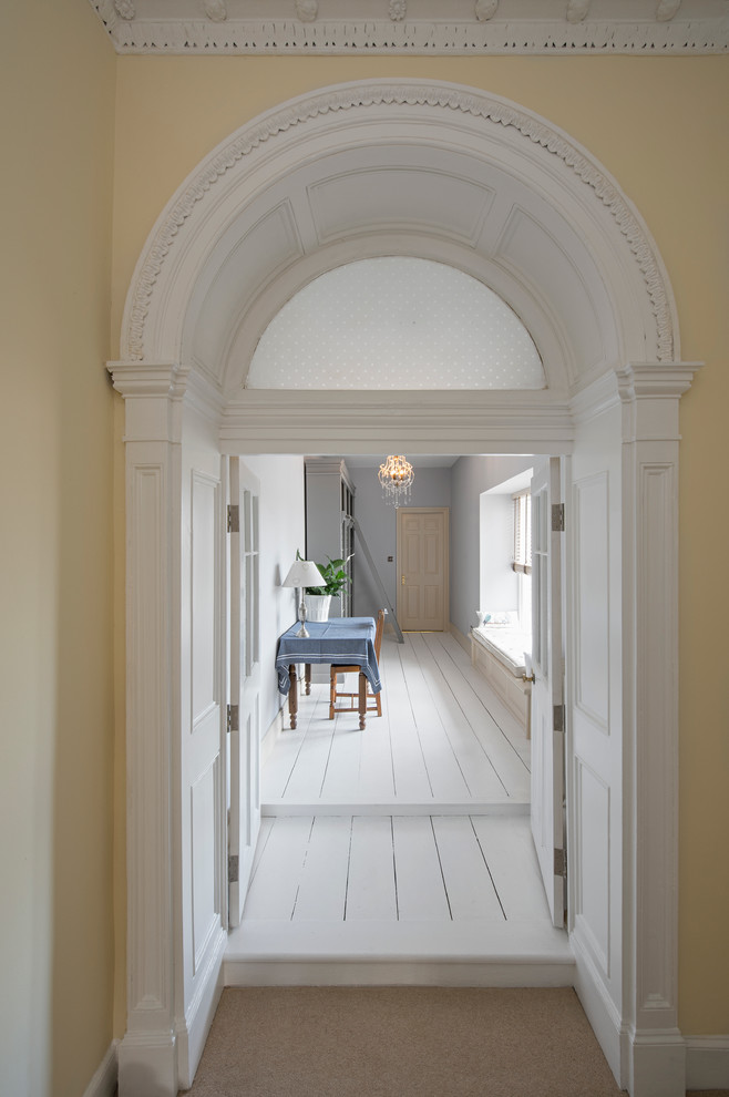 Идея дизайна: большой коридор: освещение в классическом стиле с желтыми стенами, деревянным полом и белым полом
