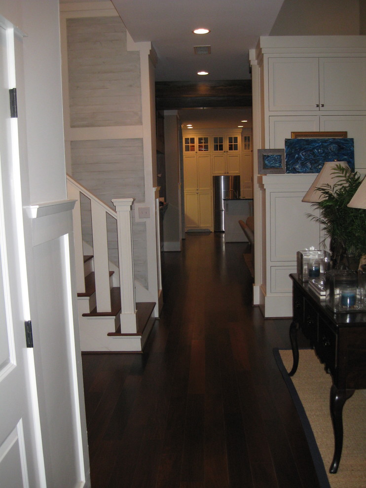 Diseño de recibidores y pasillos tradicionales renovados de tamaño medio con paredes blancas y suelo de madera oscura
