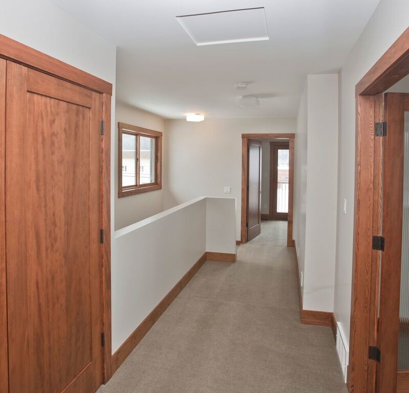 Exemple d'un couloir chic de taille moyenne avec un mur gris, moquette et un sol beige.