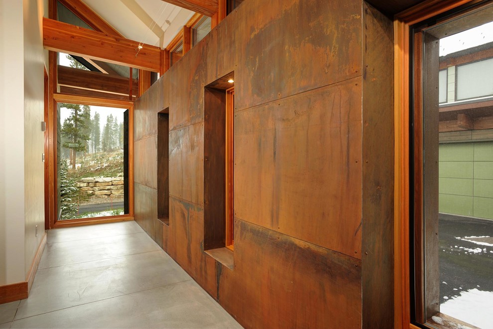 Идея дизайна: коридор среднего размера в современном стиле с коричневыми стенами, бетонным полом и бежевым полом