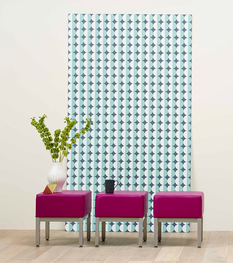 Ispirazione per un ingresso o corridoio minimalista di medie dimensioni con pareti multicolore