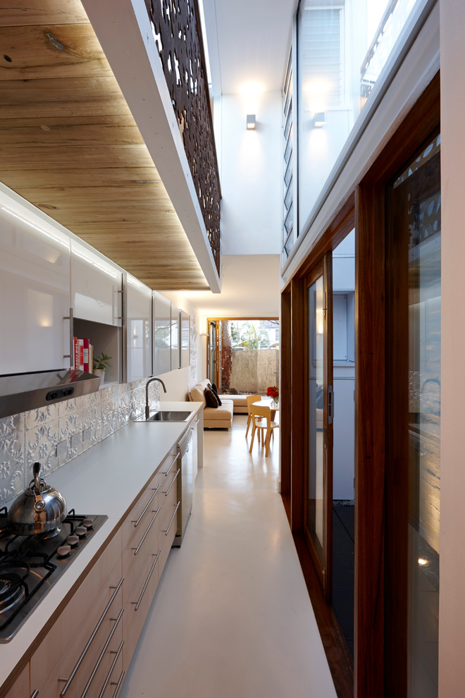 Идея дизайна: кухня среднего размера в современном стиле с бетонным полом и белым полом