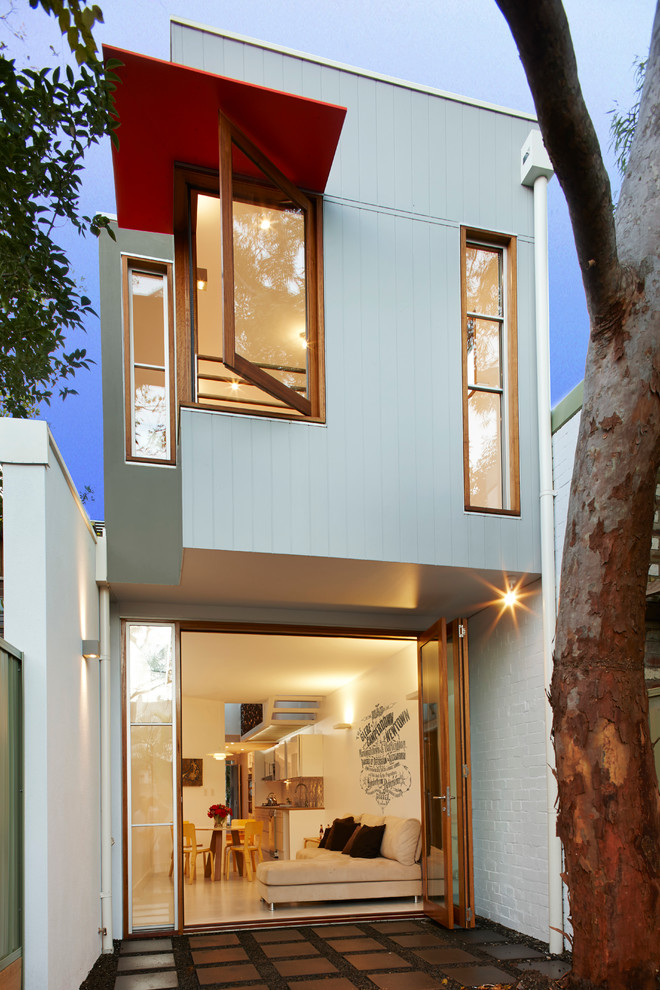 Источник вдохновения для домашнего уюта: коридор среднего размера в современном стиле с коричневыми стенами, бетонным полом и белым полом