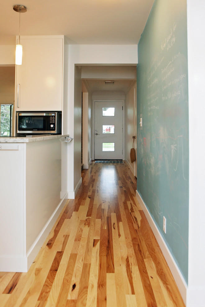 Mittelgroßer Moderner Flur mit weißer Wandfarbe und braunem Holzboden in Minneapolis