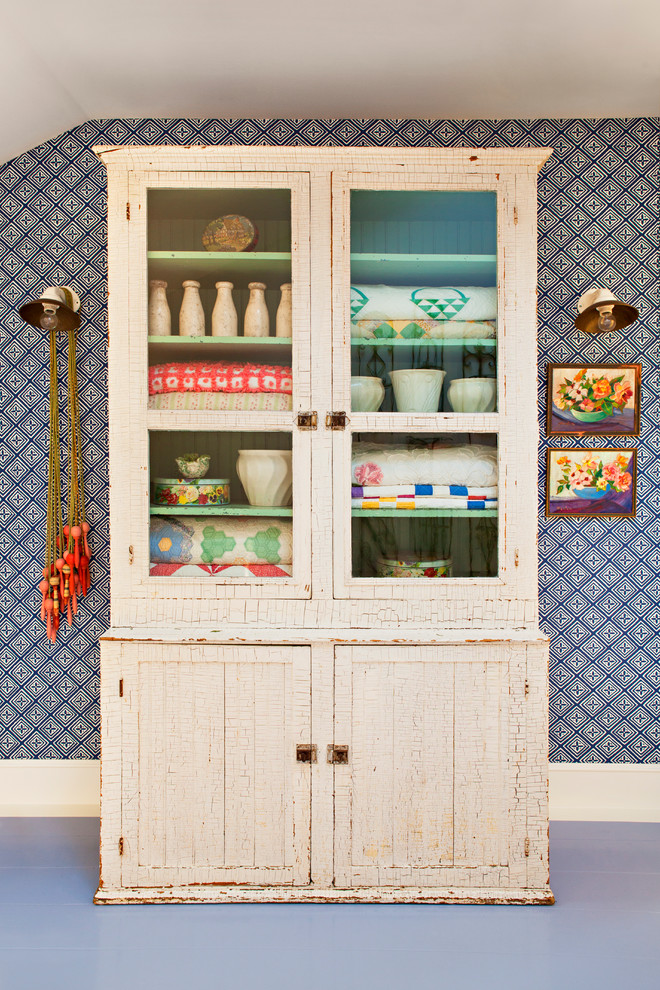 Пример оригинального дизайна: коридор в стиле шебби-шик с синими стенами, деревянным полом и синим полом
