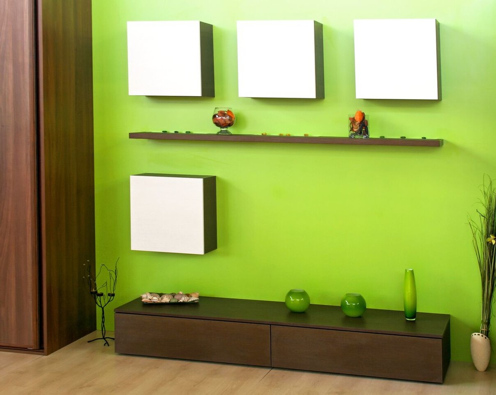 Foto de recibidores y pasillos minimalistas con paredes verdes y suelo de madera clara