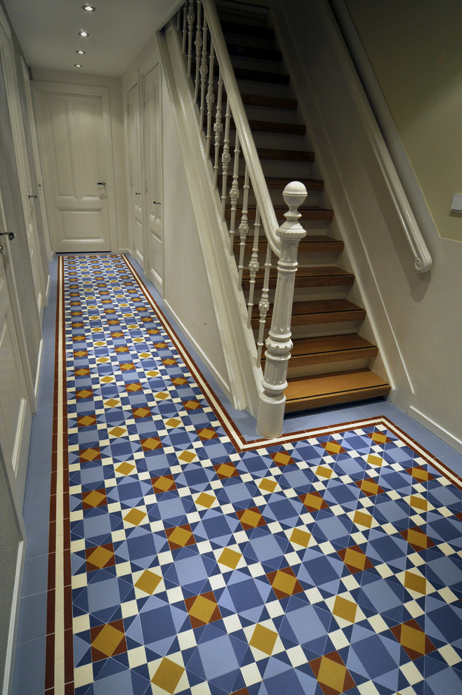 'Brighton' Traditional Tile Entryway y Winckelmans Victorian Hall