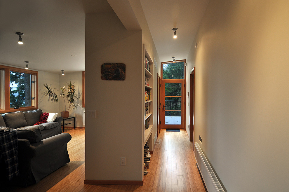 Источник вдохновения для домашнего уюта: коридор среднего размера в современном стиле с белыми стенами и полом из бамбука