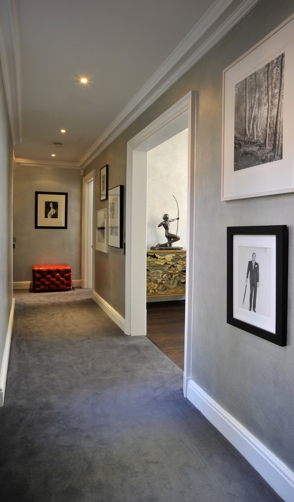 Свежая идея для дизайна: коридор в стиле неоклассика (современная классика) с серыми стенами и ковровым покрытием - отличное фото интерьера