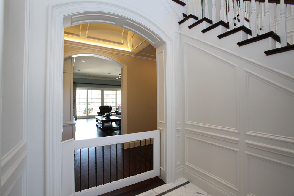 Пример оригинального дизайна: коридор среднего размера в классическом стиле с белыми стенами, темным паркетным полом и коричневым полом