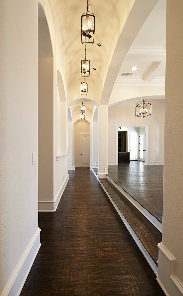 Пример оригинального дизайна: коридор в стиле неоклассика (современная классика) с бежевыми стенами и темным паркетным полом