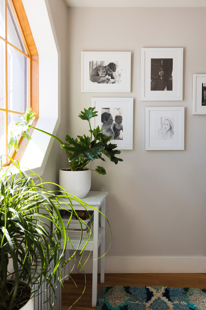 Источник вдохновения для домашнего уюта: маленький коридор в стиле фьюжн с серыми стенами для на участке и в саду
