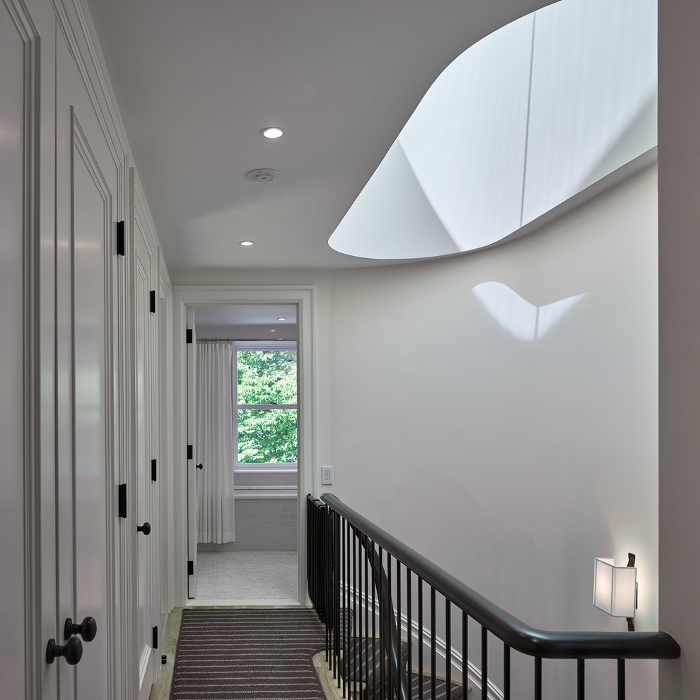 Idées déco pour un couloir classique de taille moyenne avec un mur blanc et moquette.