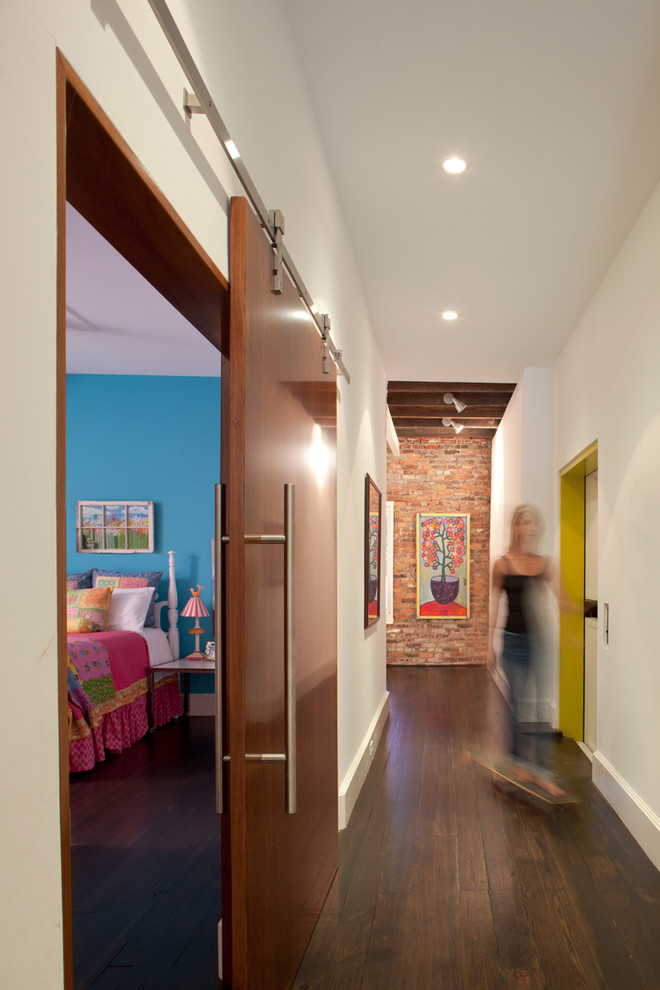 Стильный дизайн: коридор: освещение в современном стиле с белыми стенами и темным паркетным полом - последний тренд