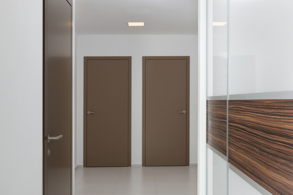 Пример оригинального дизайна: коридор среднего размера в стиле модернизм с белыми стенами и полом из керамической плитки