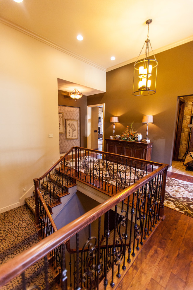 Aménagement d'un grand couloir classique avec un mur beige, un sol en bois brun et un sol marron.