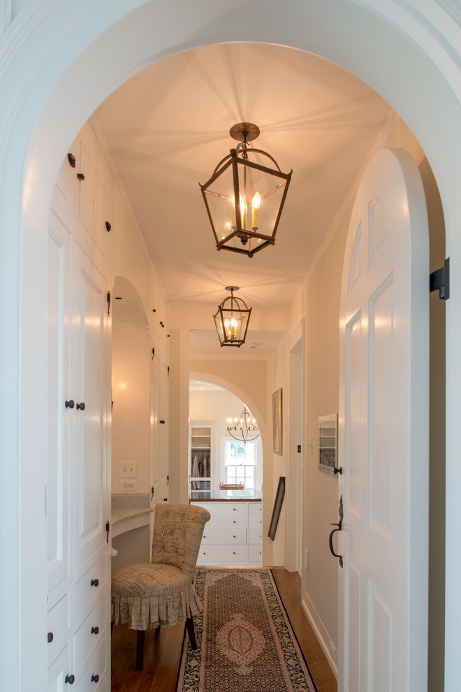 Свежая идея для дизайна: огромный коридор в классическом стиле с белыми стенами и паркетным полом среднего тона - отличное фото интерьера