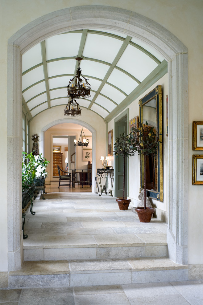 Источник вдохновения для домашнего уюта: большой коридор в классическом стиле с бежевыми стенами и серым полом