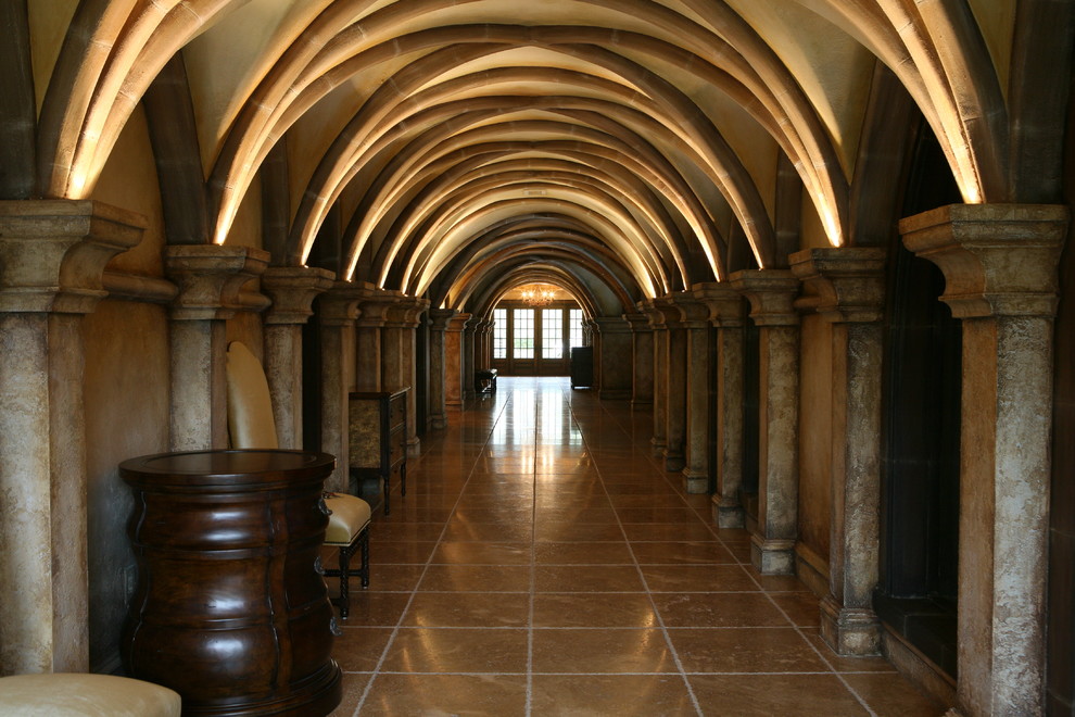На фото: огромный коридор: освещение в средиземноморском стиле с