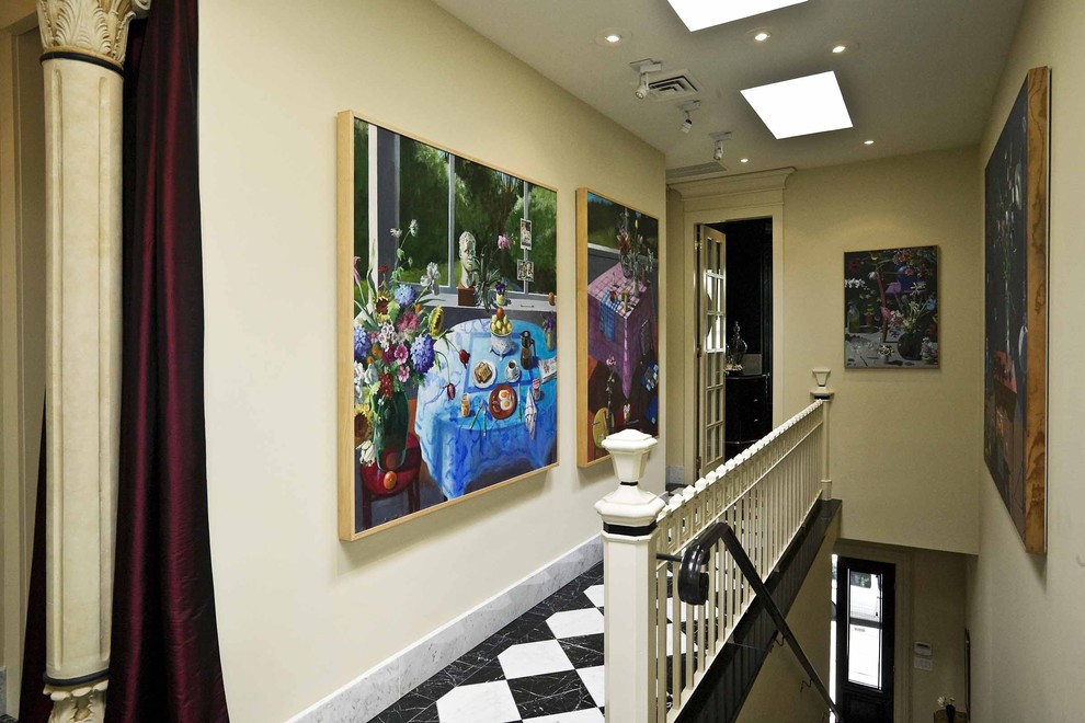 Источник вдохновения для домашнего уюта: коридор в классическом стиле с бежевыми стенами и разноцветным полом