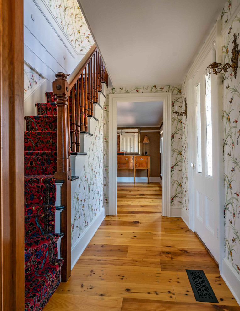 Свежая идея для дизайна: коридор в викторианском стиле с обоями на стенах - отличное фото интерьера