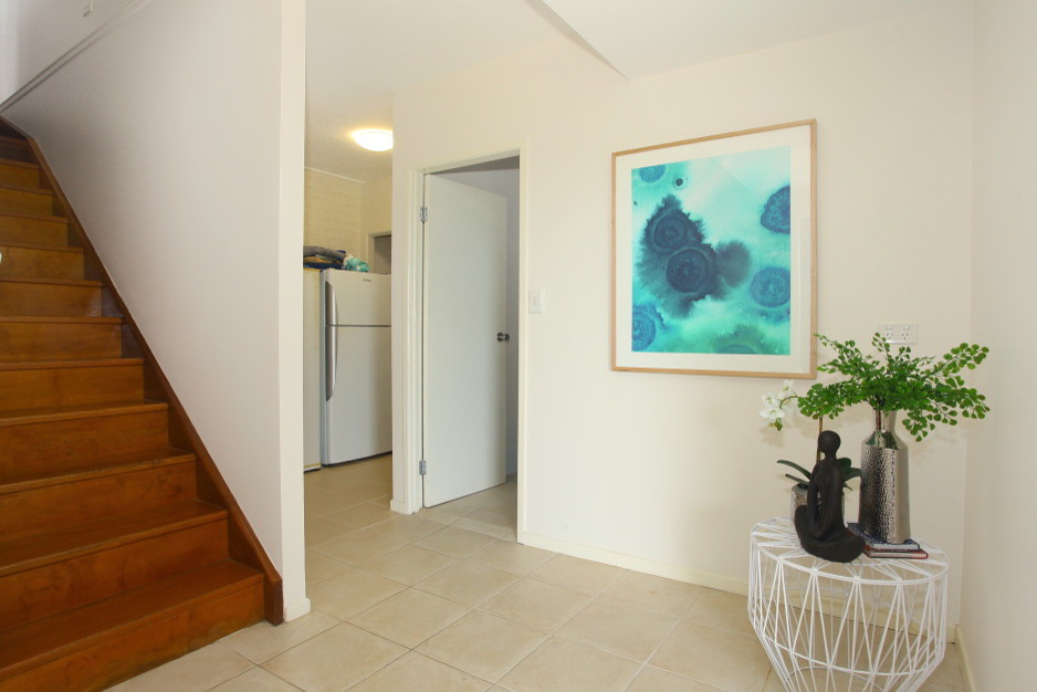 Kleiner Moderner Flur mit weißer Wandfarbe, Keramikboden und beigem Boden in Gold Coast - Tweed