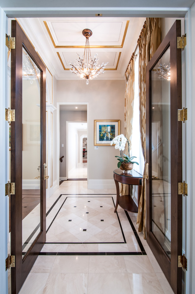 Inspiration pour un grand couloir traditionnel avec un mur beige et un sol en marbre.