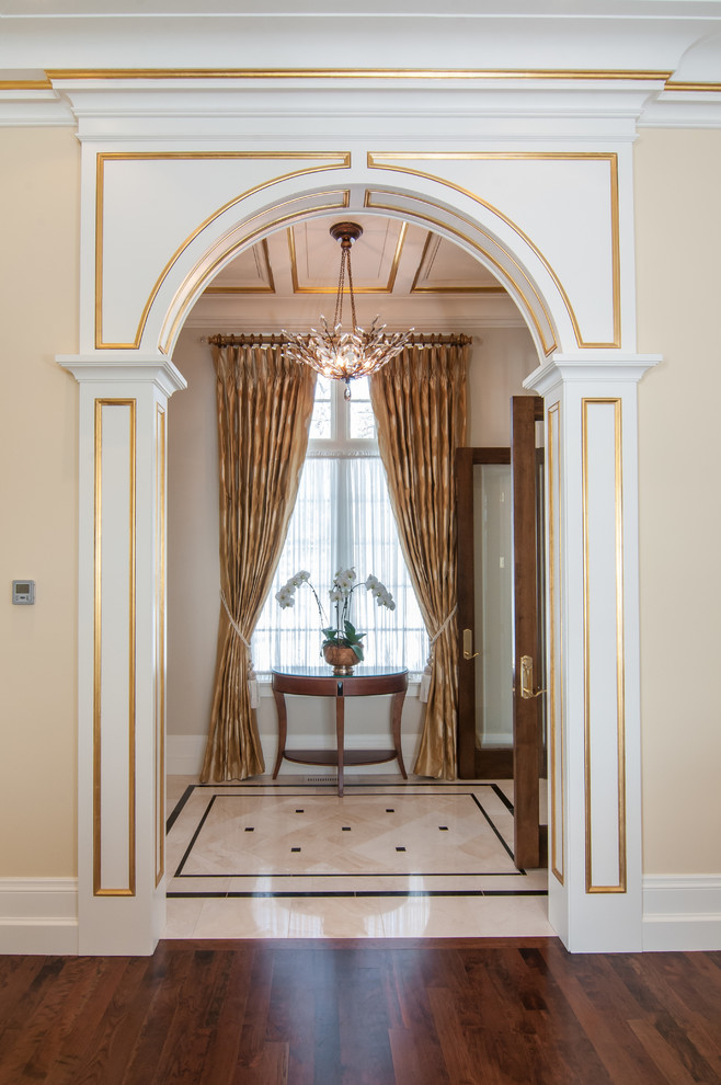Ispirazione per un grande ingresso o corridoio bohémian con pareti beige e pavimento in marmo