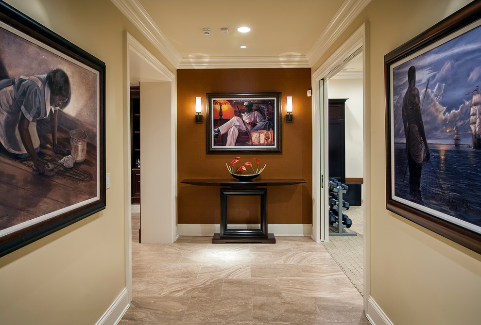 Пример оригинального дизайна: большой коридор в классическом стиле с коричневыми стенами и полом из травертина