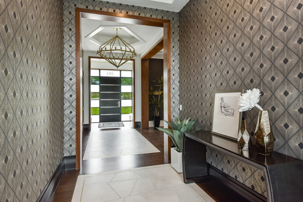Idée de décoration pour un grand couloir minimaliste avec un mur marron, un sol en travertin, un sol blanc, un plafond à caissons et du papier peint.