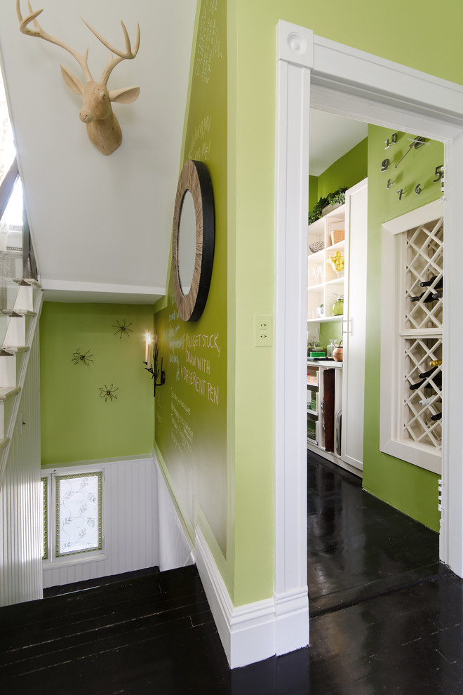 Exemple d'un couloir éclectique avec un mur vert, parquet peint et un sol noir.