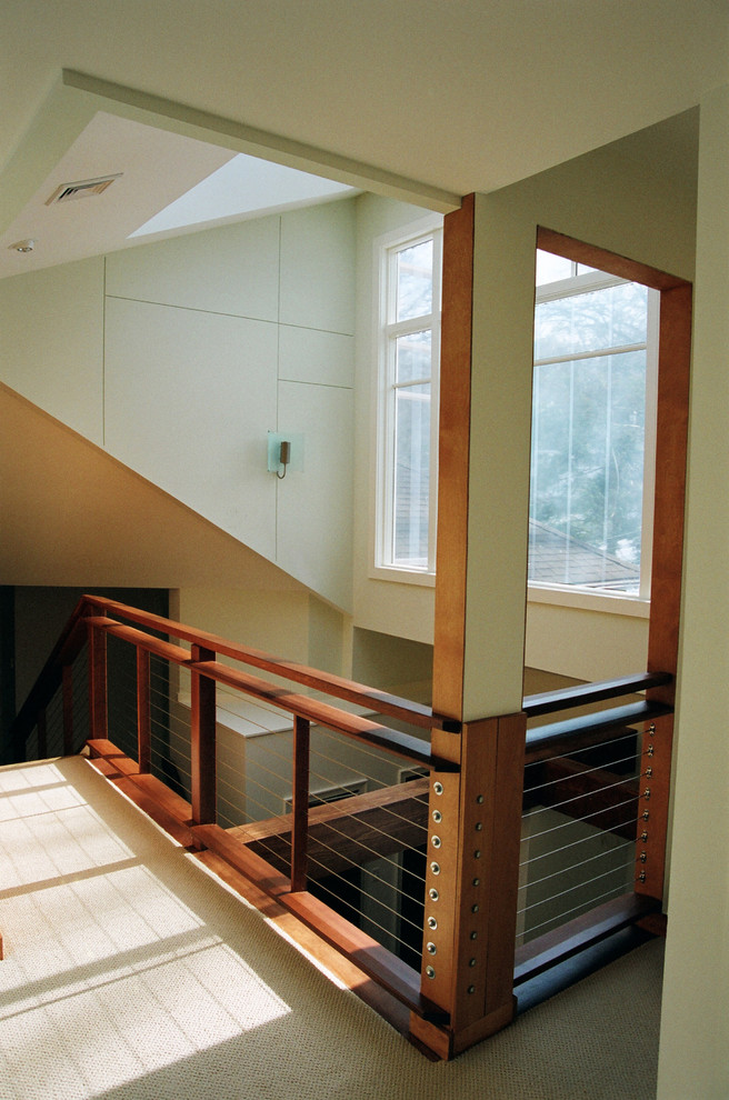 Стильный дизайн: коридор среднего размера в стиле модернизм с зелеными стенами, ковровым покрытием и бежевым полом - последний тренд