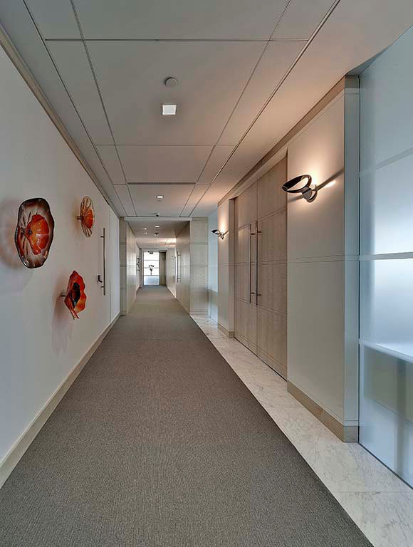 Пример оригинального дизайна: большой коридор в стиле модернизм с белыми стенами и полом из керамической плитки