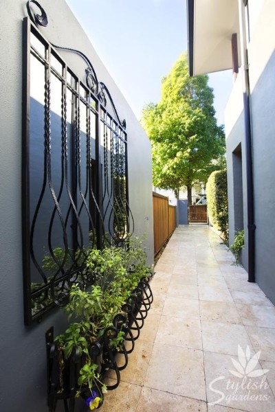 Пример оригинального дизайна: маленький коридор в современном стиле с серыми стенами, полом из травертина и бежевым полом для на участке и в саду