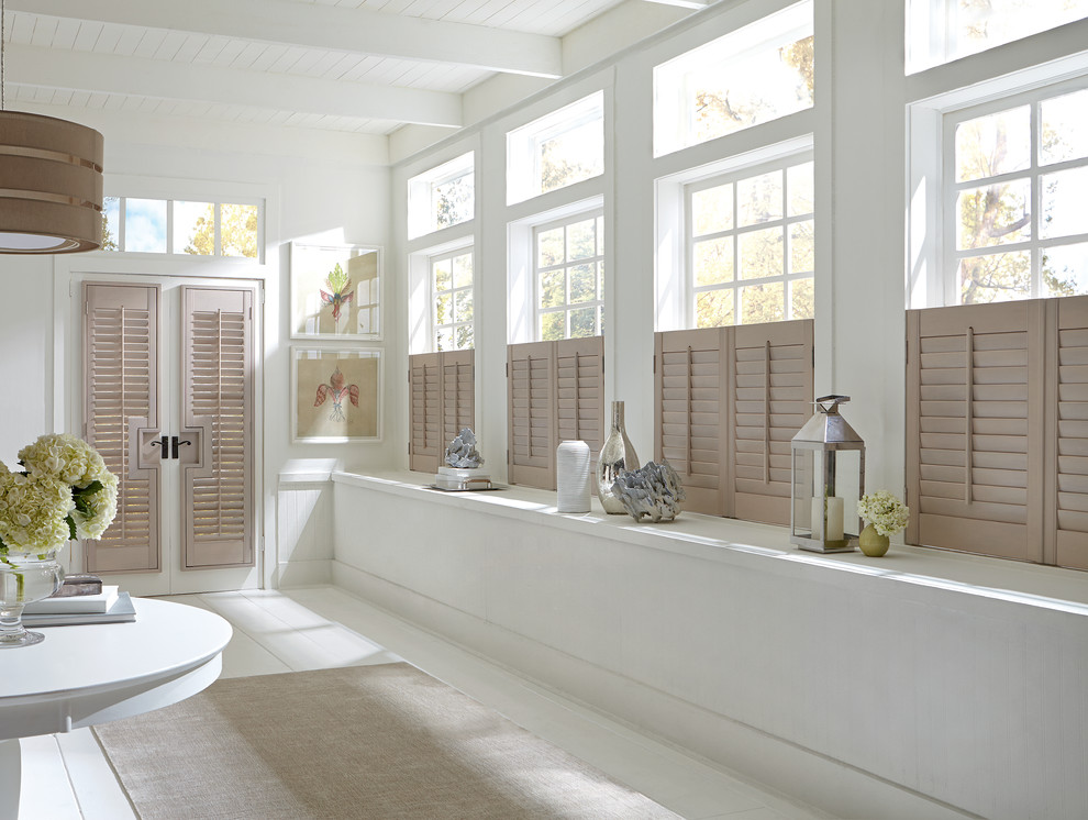Idéer för mellanstora vintage badrum, med vita väggar och ljust trägolv