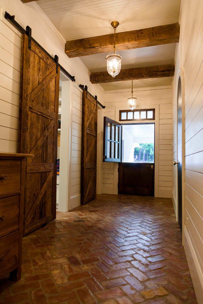 Источник вдохновения для домашнего уюта: коридор среднего размера в стиле кантри с белыми стенами, кирпичным полом и красным полом