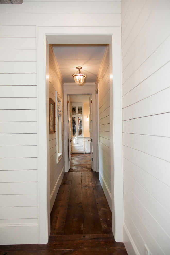 Стильный дизайн: коридор среднего размера: освещение в классическом стиле с белыми стенами, темным паркетным полом и коричневым полом - последний тренд