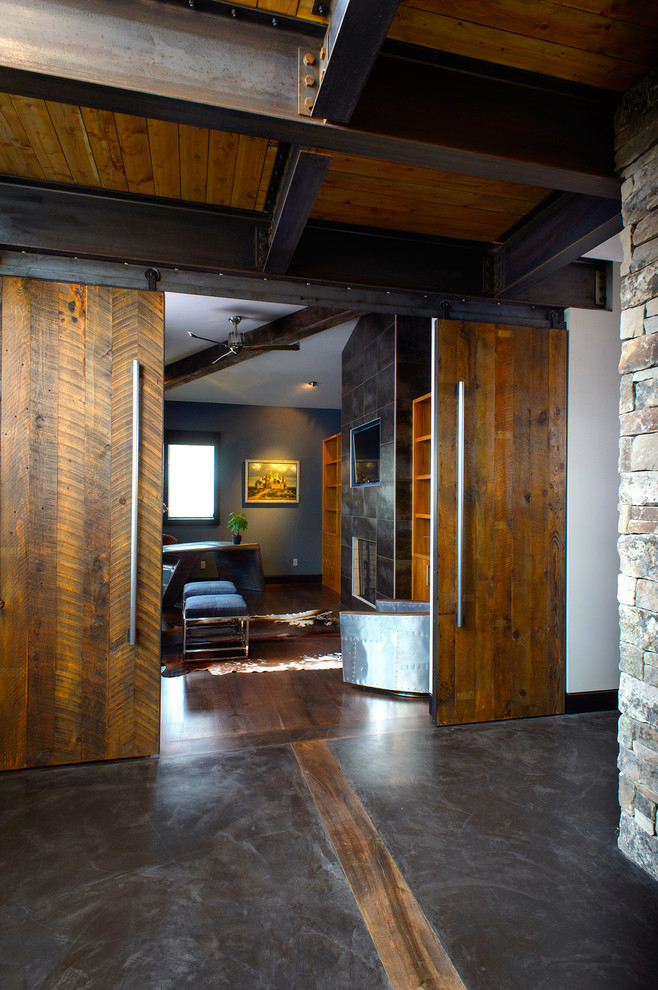 На фото: коридор среднего размера в современном стиле с серыми стенами и бетонным полом