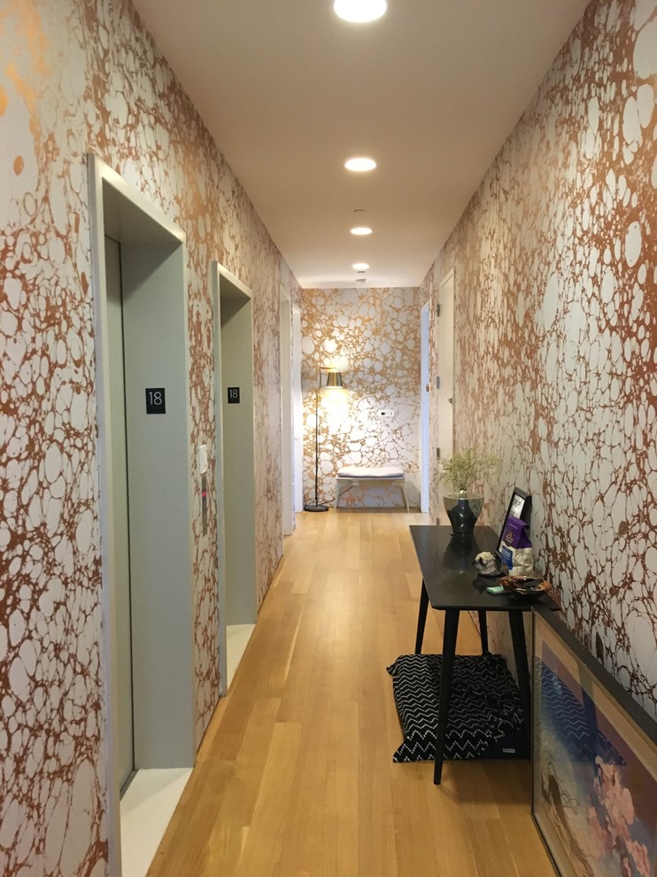 Geräumiger Moderner Flur mit weißer Wandfarbe und hellem Holzboden in New York