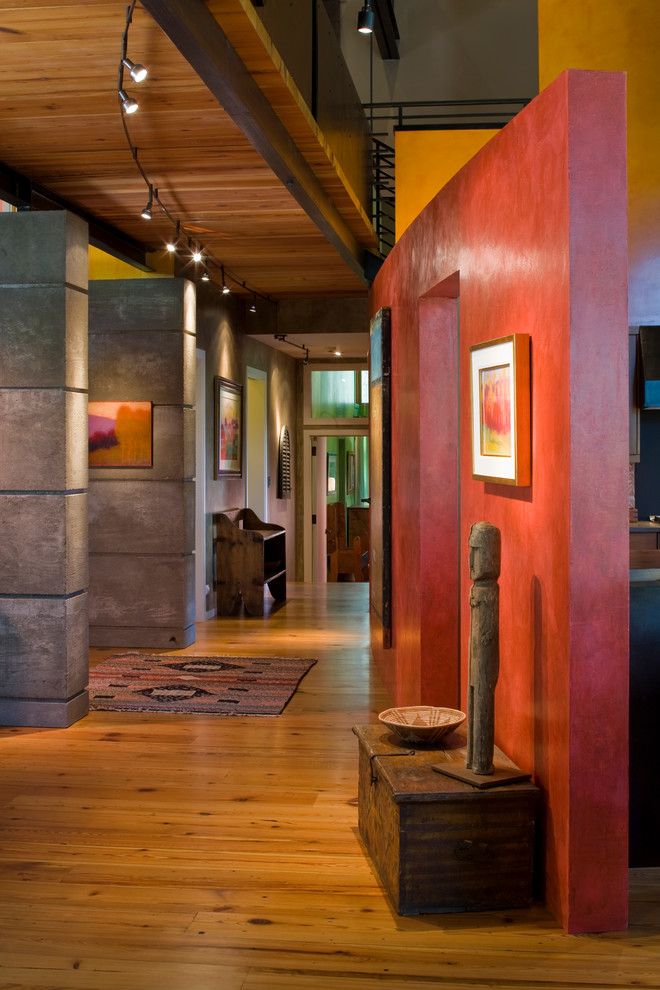 Moderner Flur mit roter Wandfarbe und braunem Holzboden in Denver