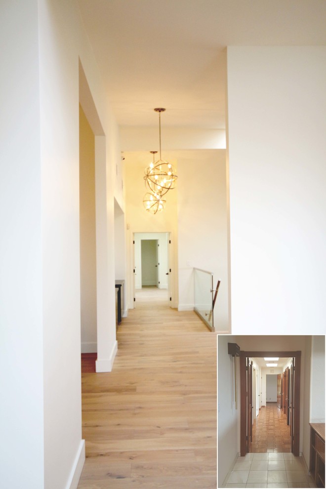 Diseño de recibidores y pasillos contemporáneos de tamaño medio con paredes blancas, suelo de madera en tonos medios y suelo marrón