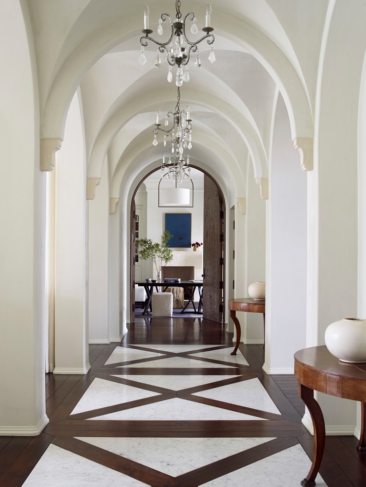 Imagen de recibidores y pasillos tradicionales extra grandes con paredes blancas, suelo de mármol y suelo blanco