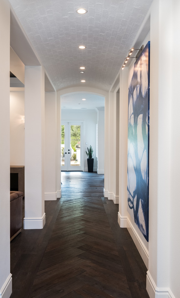 Mittelgroßer Moderner Flur mit weißer Wandfarbe, dunklem Holzboden und weißem Boden in Orange County