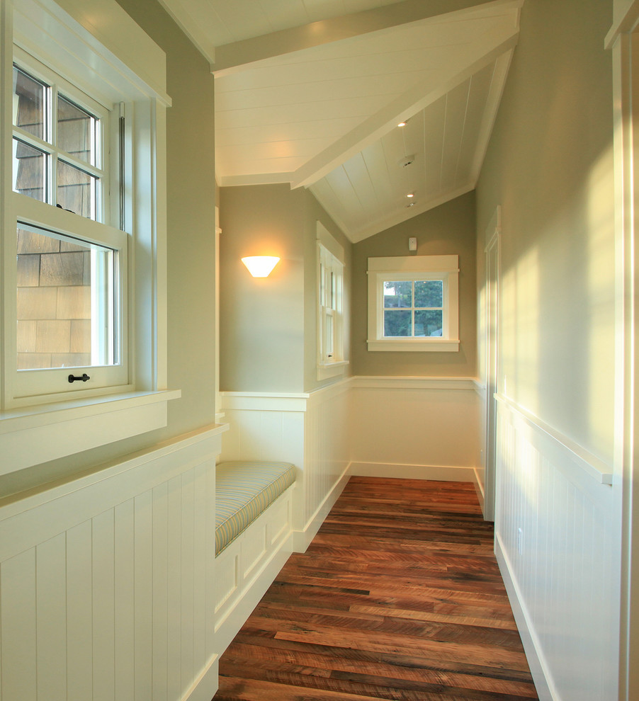 Cette image montre un couloir chalet de taille moyenne avec un mur gris, parquet foncé et un sol marron.