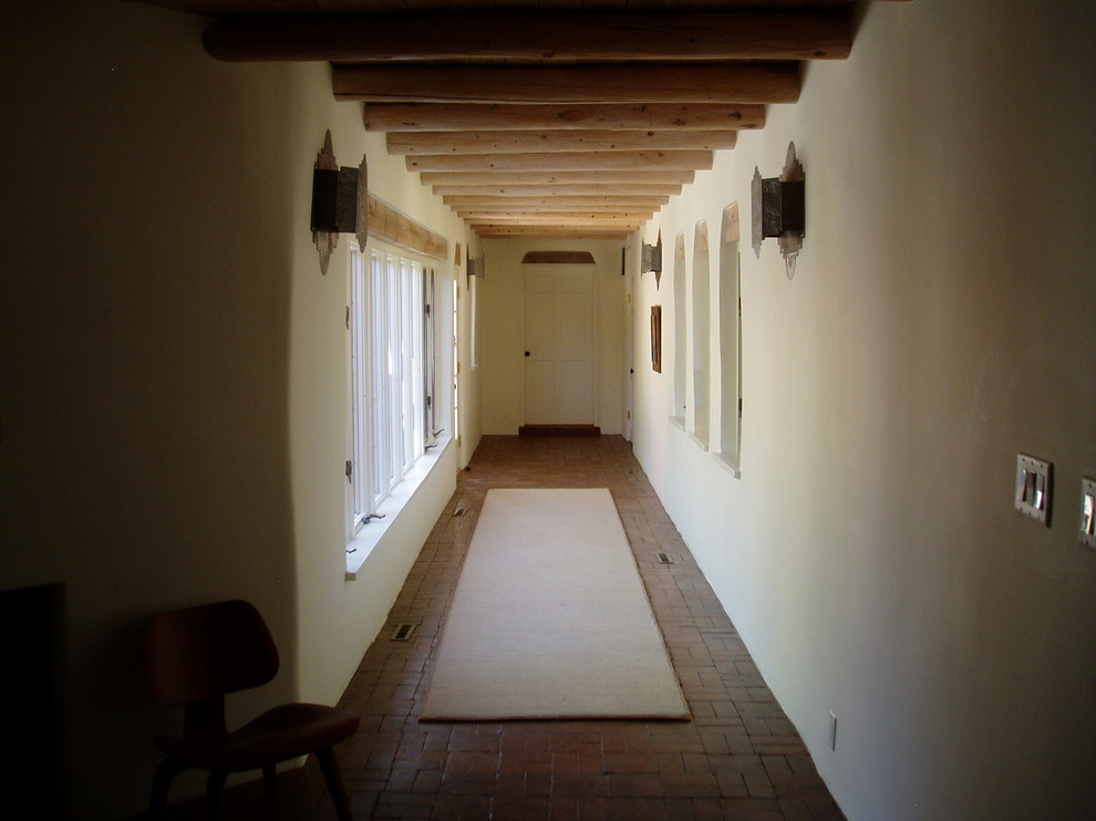 На фото: коридор в средиземноморском стиле с