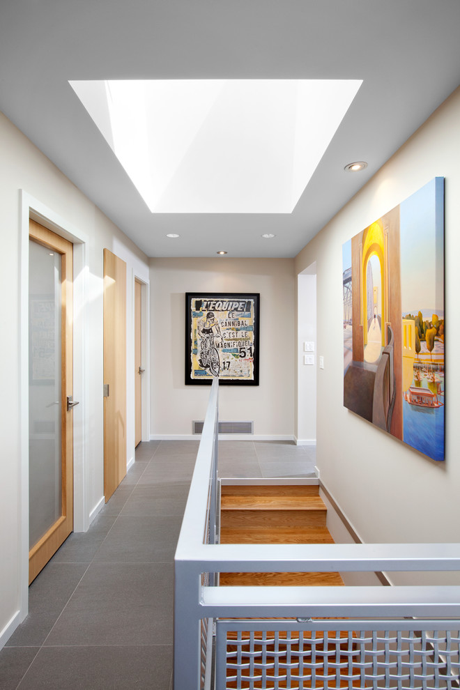 Idee per un ingresso o corridoio minimal con pareti beige e pavimento grigio