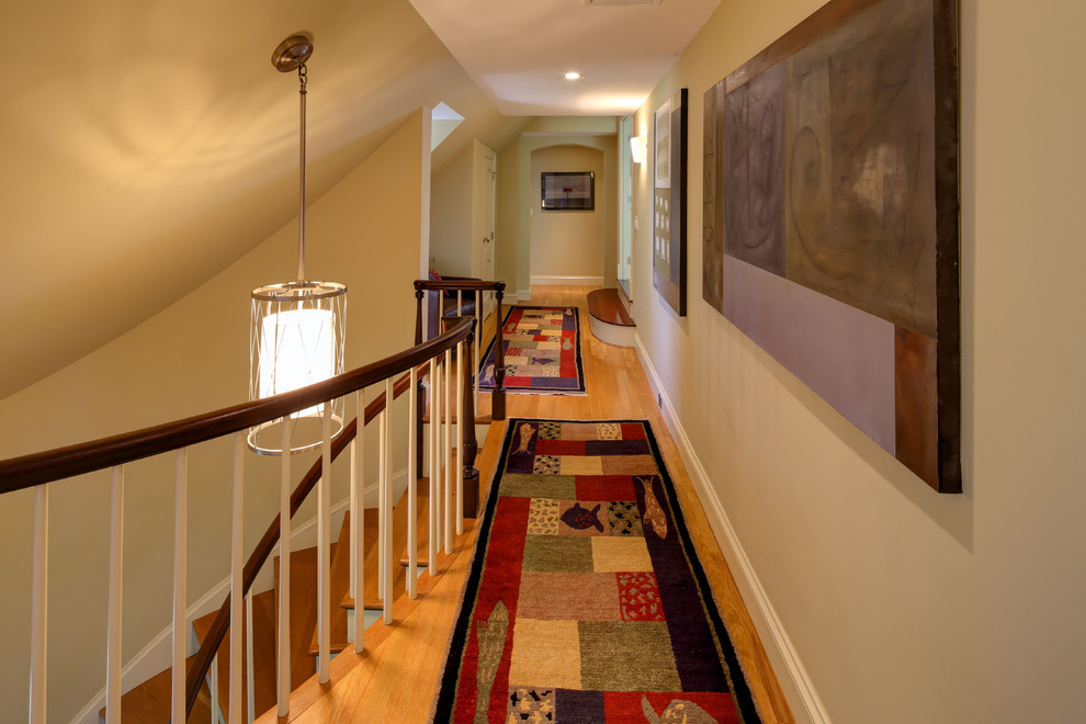 Esempio di un grande ingresso o corridoio stile marinaro con pareti grigie e parquet chiaro