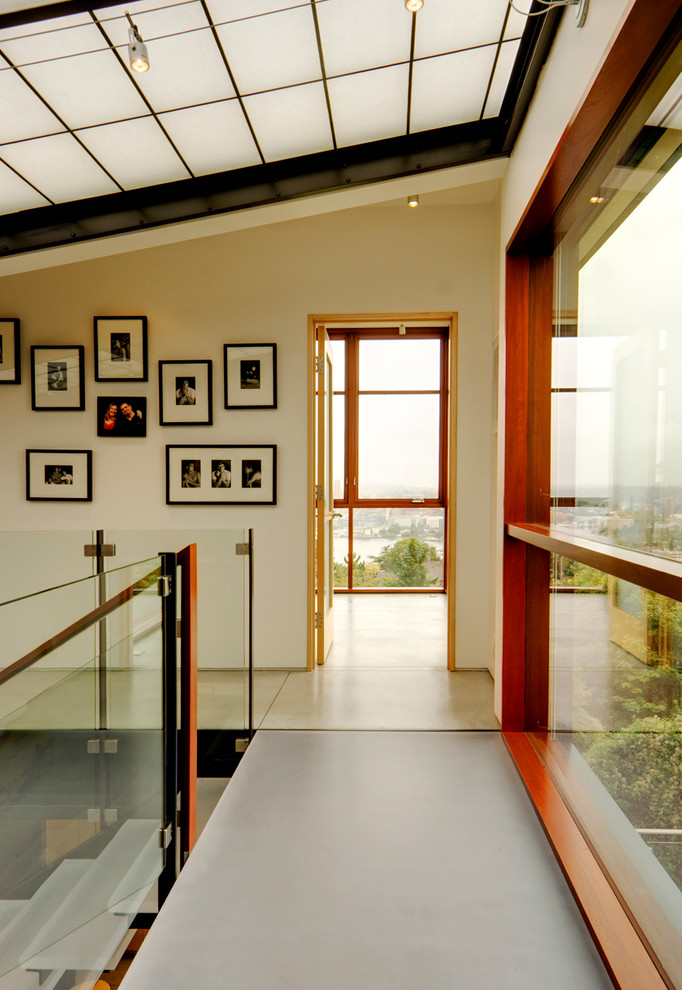 Источник вдохновения для домашнего уюта: коридор в современном стиле с белыми стенами