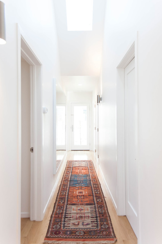 На фото: маленький коридор в современном стиле с белыми стенами и светлым паркетным полом для на участке и в саду с